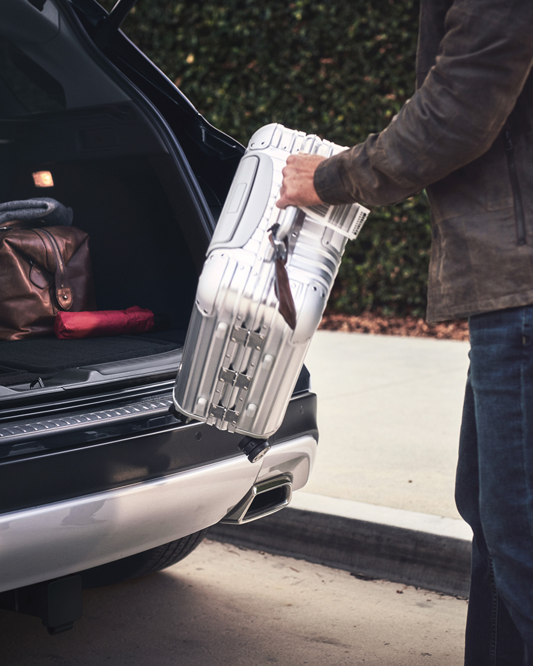 Motion-activated, hands-free liftgate of 2025 INFINITI QX50 in use as person loads luggage