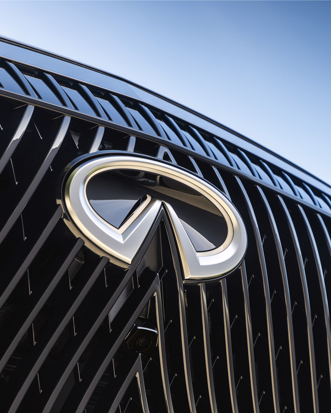 INFINITI 3D emblem on front grille