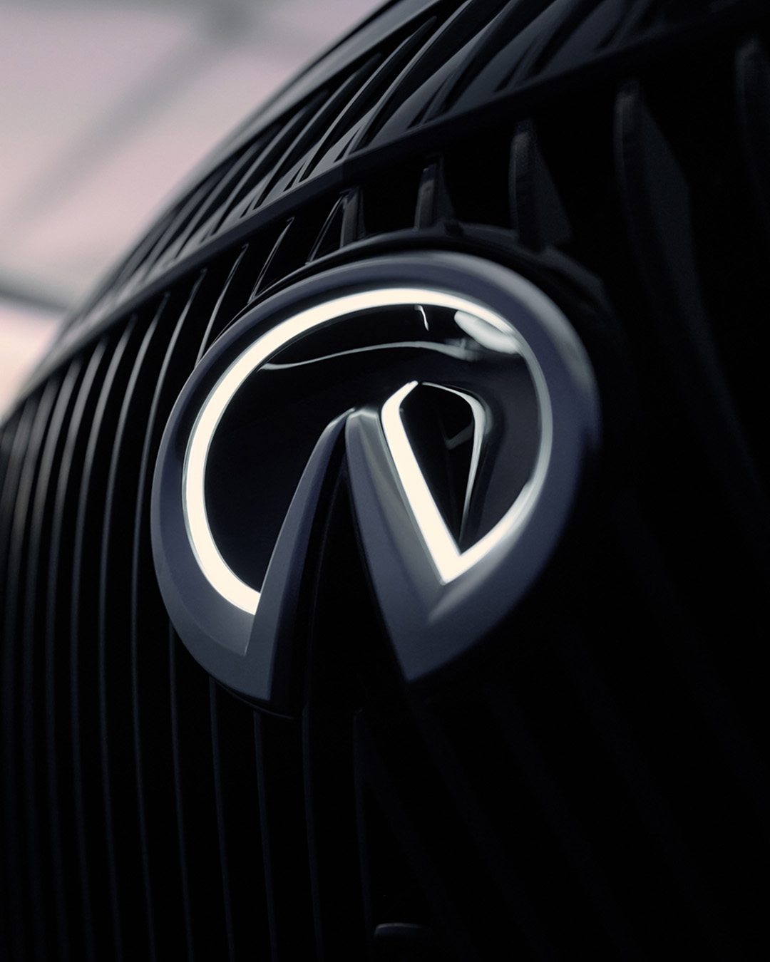 Illuminated INFINITI emblem close-up