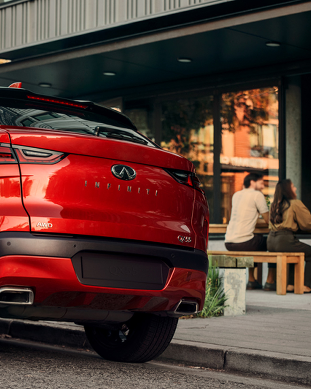 Rear Cross Traffic Alert detects approaching car