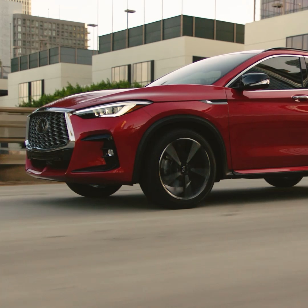 Close-up of the 2025 INFINITI QX55 VC-Turbo engine and front wheel