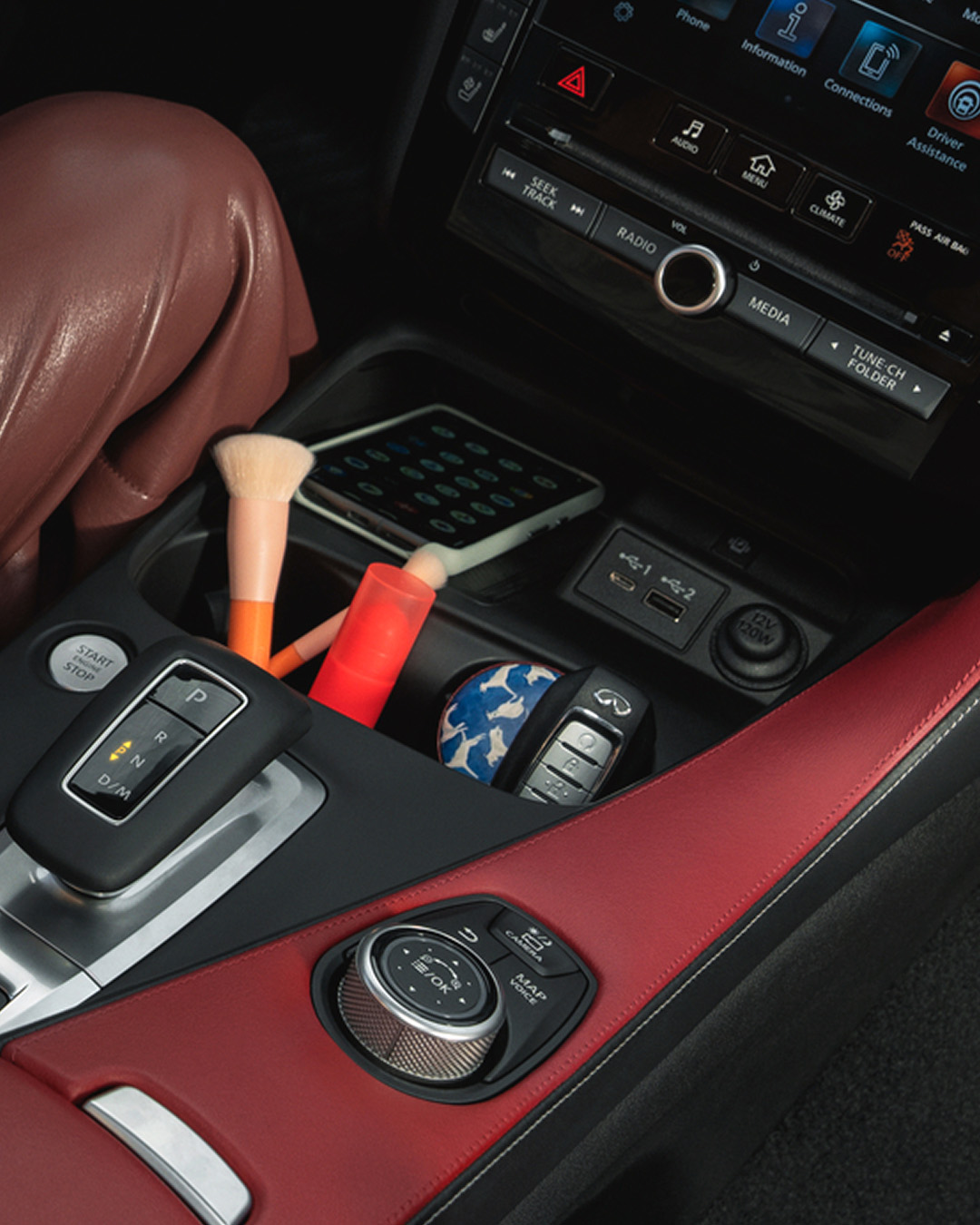 Wireless charging and USB ports in INFINITI QX55 center console