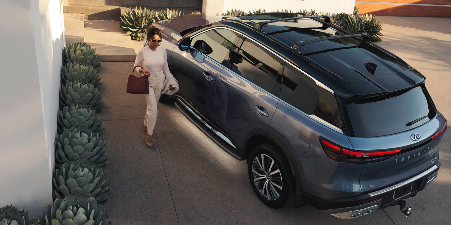 Women walking towards 2025 INFINITI QX60