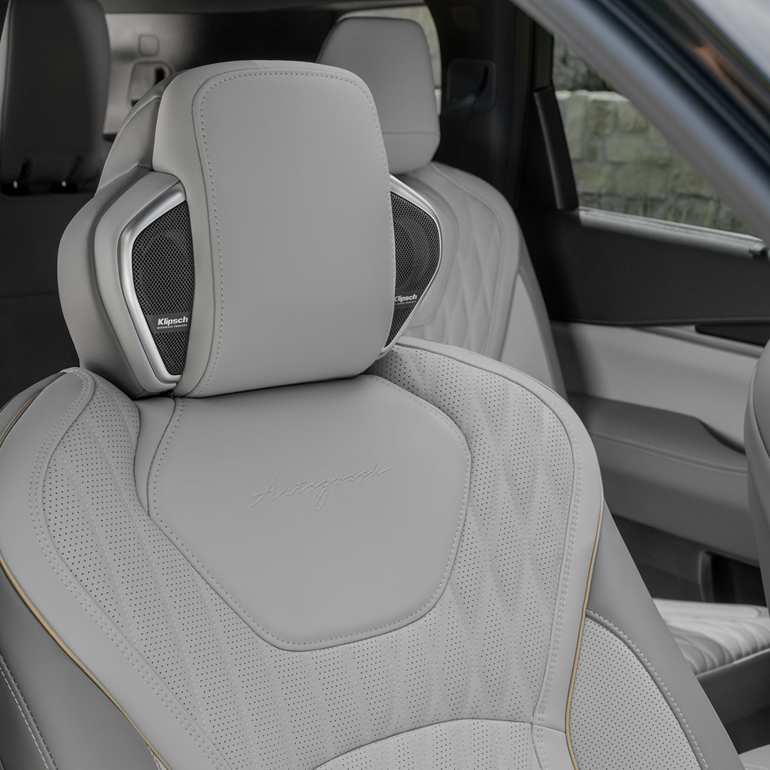INFINITI QX60 Autograph headrest with refined leather and light-tone cabin finish