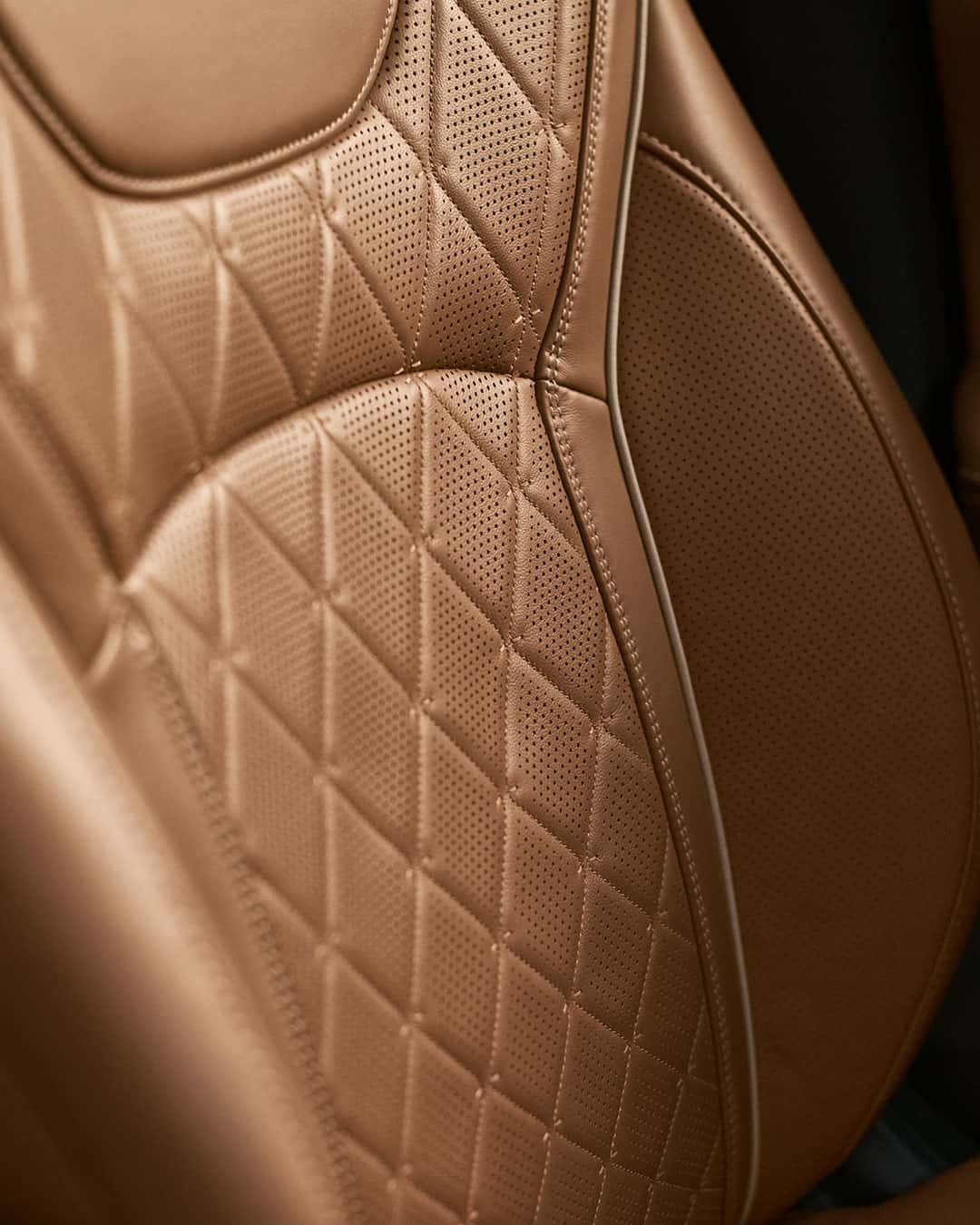 מבט מקרוב על ריפוד מושבים ברכב אינפיניטי