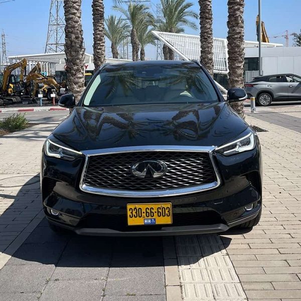 מבט חזיתי מלפנים על מכונית אינפיניטי QX50 בצבע שחור