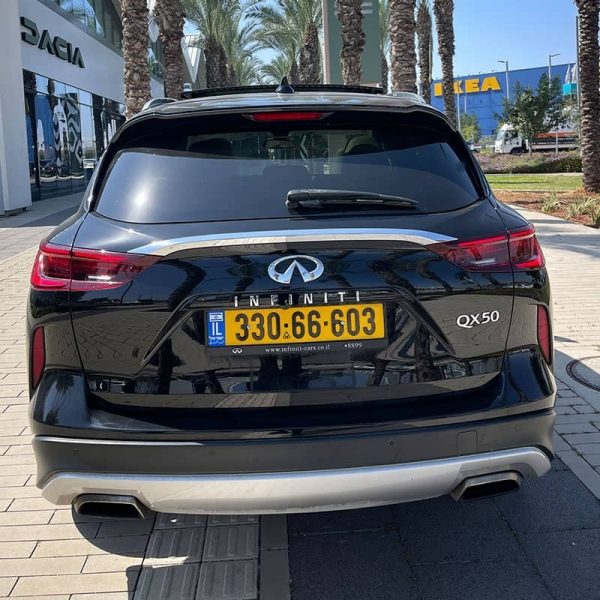 מבט חזיתי מאחור על מכונית אינפיניטי QX50 בצבע שחור