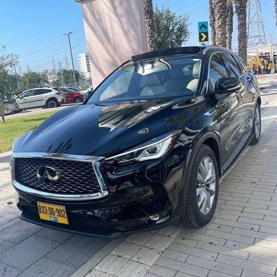 מבט מלפנים בזווית שמאלה על מכונית אינפיניטי QX50 בצבע שחור