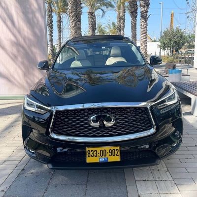מבט חזיתי מלפנים על מכונית אינפיניטי QX50 בצבע שחור