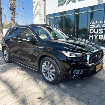 מבט מלפנים בזווית ימינה על מכונית אינפיניטי QX50 בצבע שחור