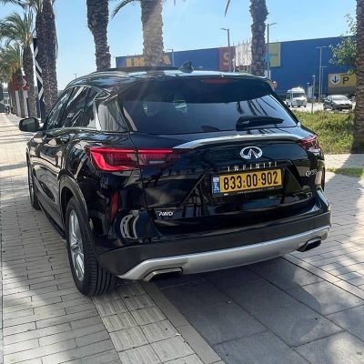 מבט מאחור בזווית שמאלה על מכונית אינפיניטי QX50 בצבע שחור