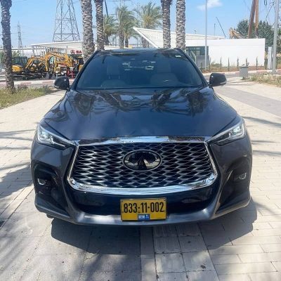 מבט חזיתי מלפנים על מכונית אינפיניטי QX55 בצבע אפור מטאלי