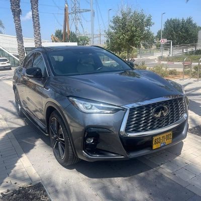 מבט מלפנים בזווית ימינה על מכונית אינפיניטי QX55 בצבע אפור מטאלי