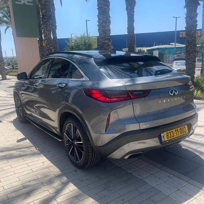 מבט מאחור בזווית שמאלה על מכונית אינפיניטי QX55 בצבע אפור מטאלי