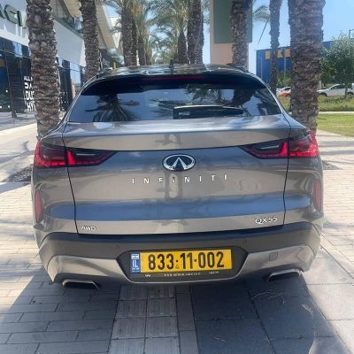 מבט חזיתי מאחור על מכונית אינפיניטי QX55 בצבע אפור מטאלי