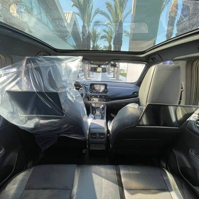 מבט מהמושב האחורי על המושבים הקדמיים והדשבורד במכונית ניסאן קשקאי