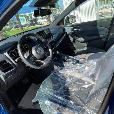 מבט דרך דלת הנהג על המושבים הקדמיים והדשבורד במכונית ניסאן קשקאי