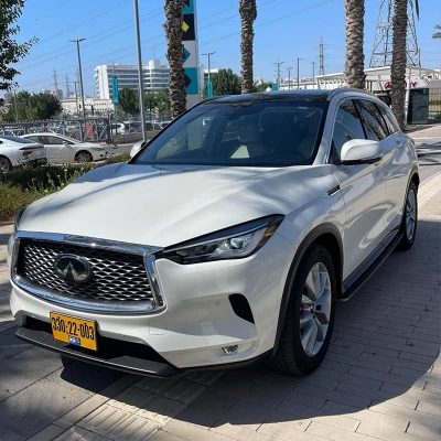 מבט מלפנים בזווית שמאלה על מכונית אינפיניטי QX50 בצבע לבן