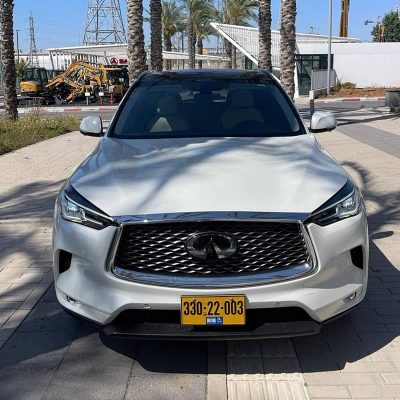 מבט חזיתי מלפנים על מכונית אינפיניטי QX50 בצבע לבן