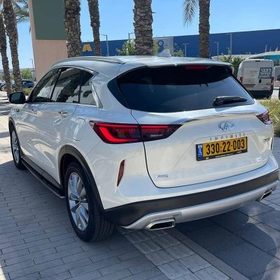מבט מאחור בזווית שמאלה על מכונית אינפיניטי QX50 בצבע לבן