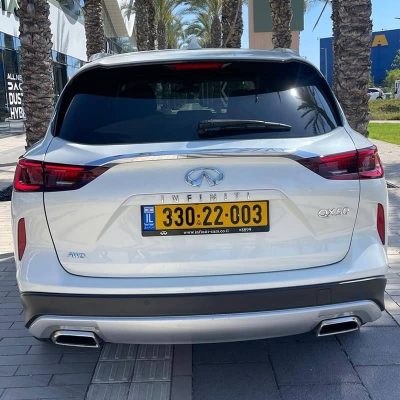 מבט חזיתי מאחור על מכונית אינפיניטי QX50 בצבע לבן