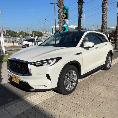 מבט מלפנים בזווית שמאלה על מכונית אינפיניטי QX50 צבע לבן מטאלי