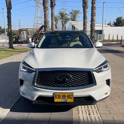 מבט חזיתי מלפנים על מכונית QX50 צבע לבן מטאלי