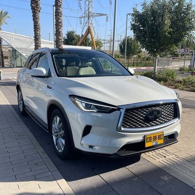 מבט מלפנים בזווית ימינה על מכונית אינפיניטי QX50 צבע לבן מטאלי