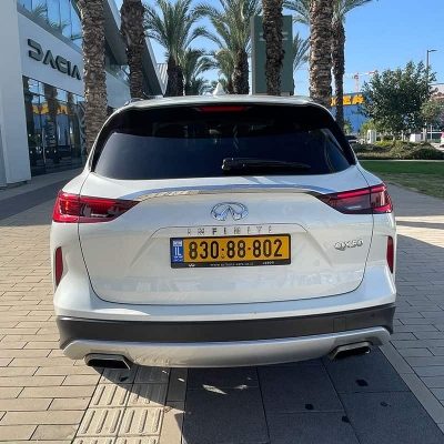 מבט חזיתי מאחור על מכונית אינפיניטי QX50 צבע לבן מטאלי