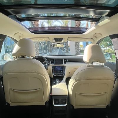 מבט מהמושב האחורי על המושבים הקדמיים והדשבורד במכונית אינפיניטי QX50