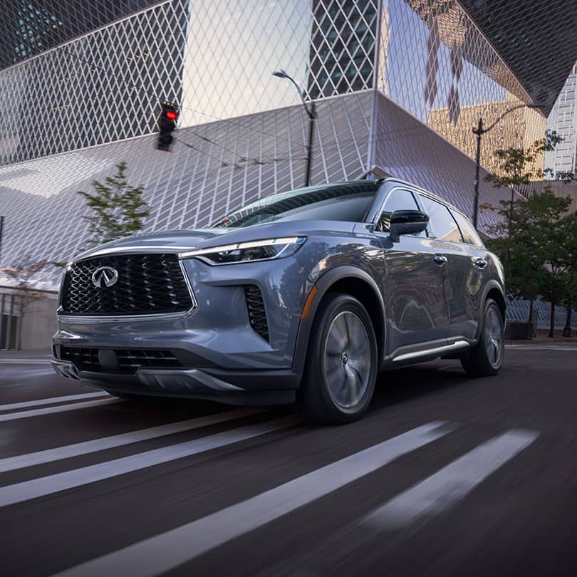 מבט מלפנים על אינפיניטי QX60 בנסיעה בעיר