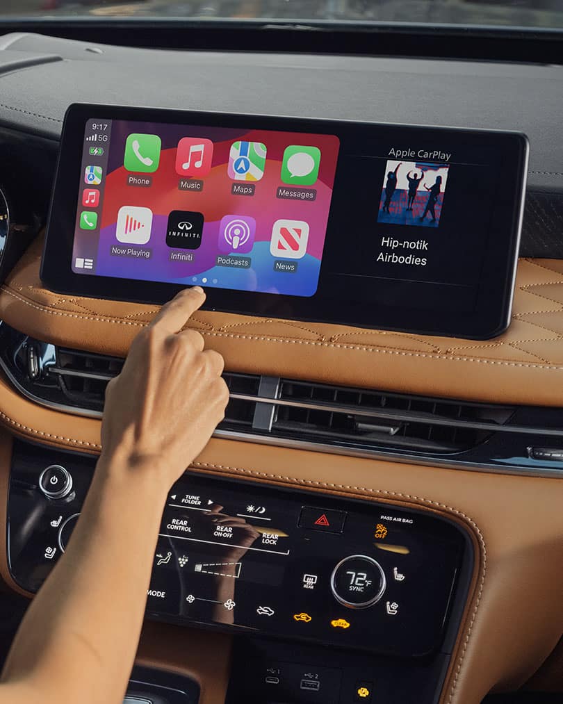 מבט מקרוב על מסך המגע של מערכת המולטימדיה