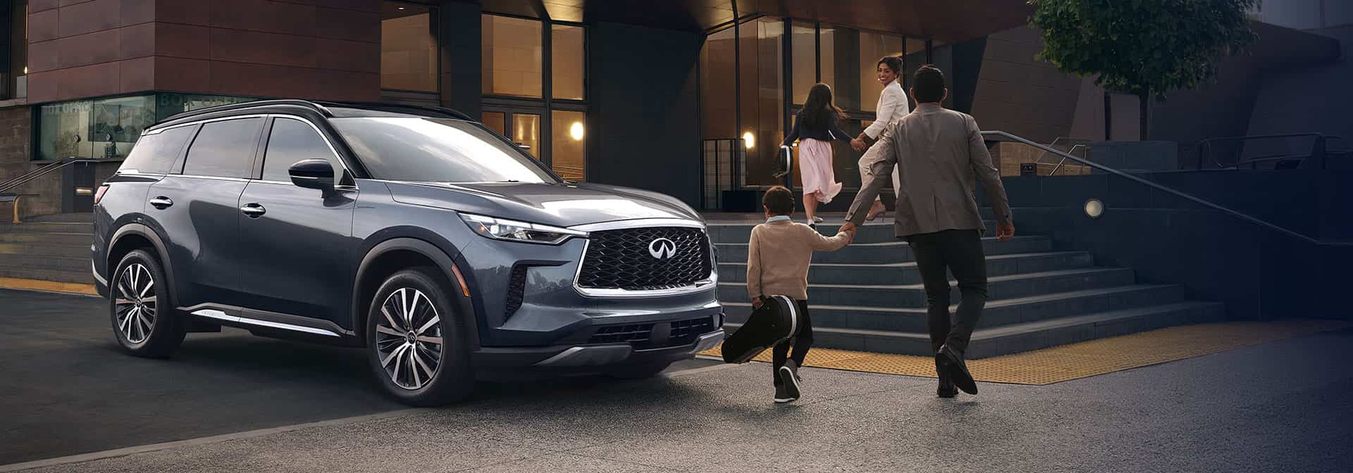 מבט מלפנים על אינפיניטי QX60 בנסיעה
