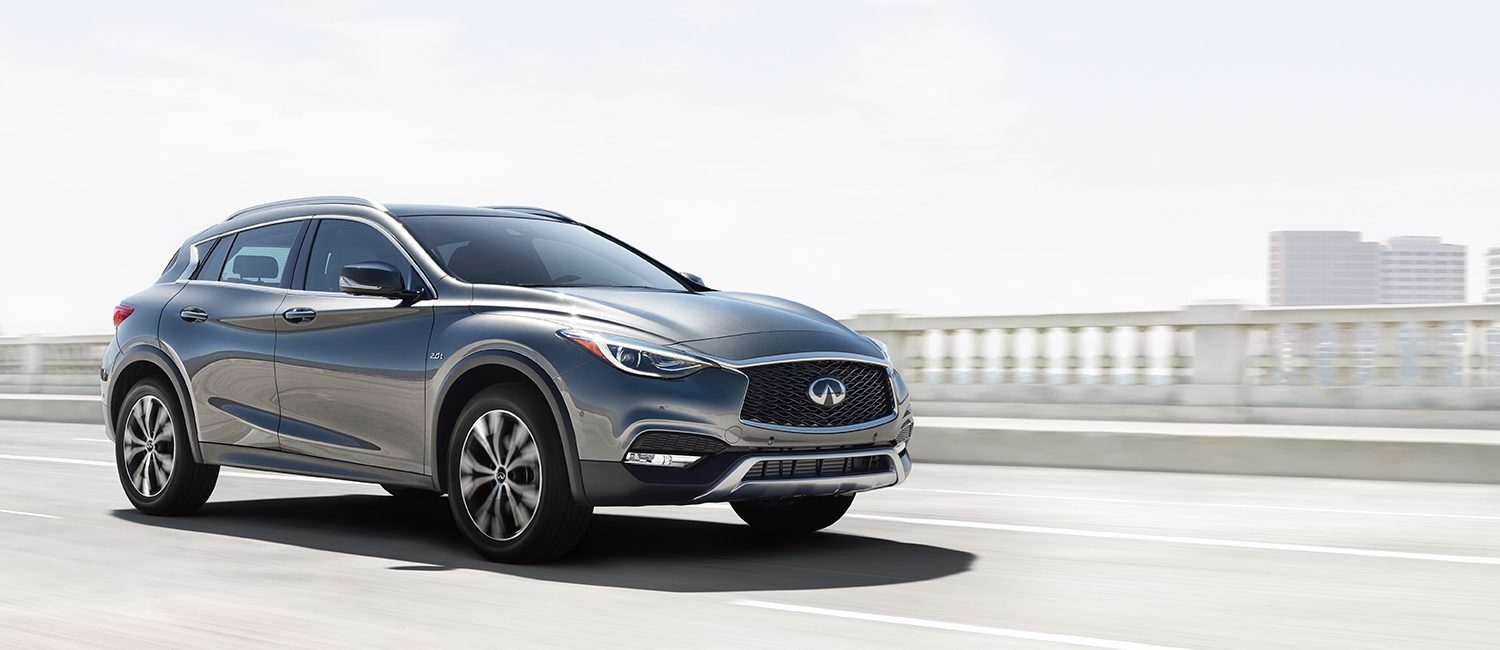 אינפיניטי QX30 מבט מלפנים בנסיעה בכביש