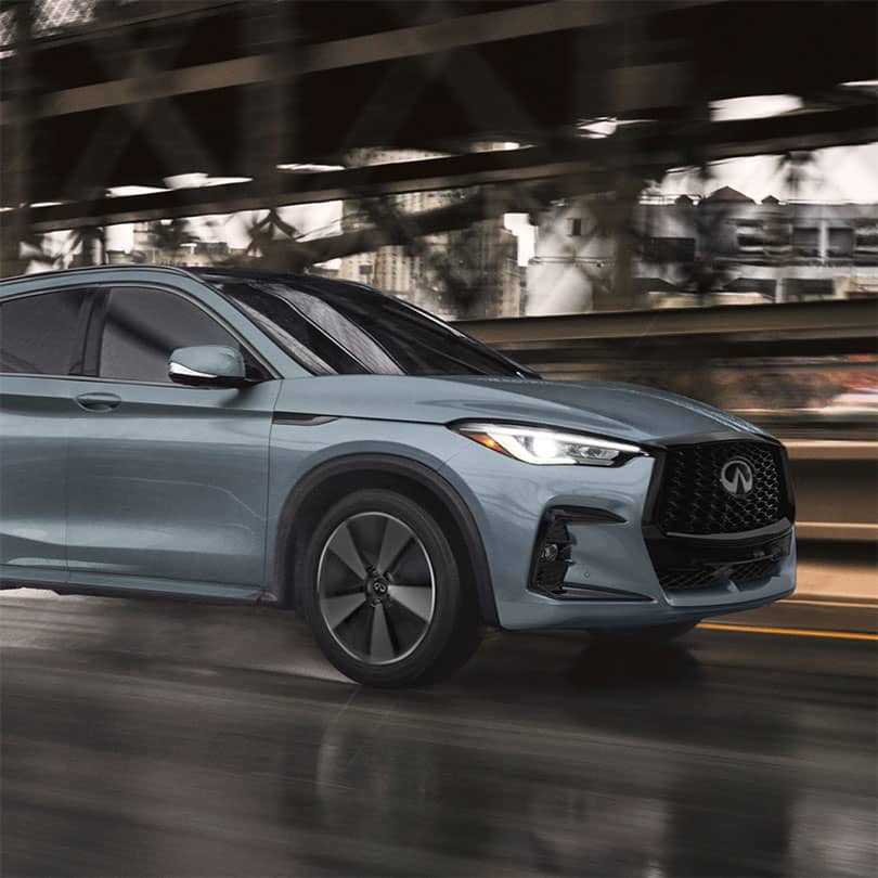 מבט מהצד על מכונית אינפיניטי QX50 בנסיעה מהירה