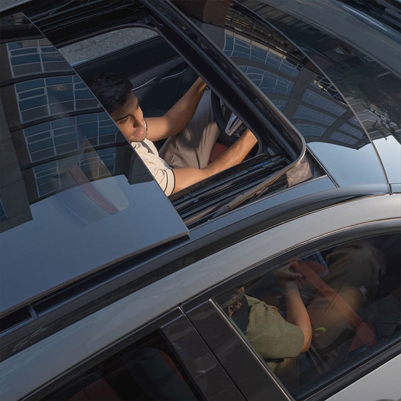 מבט מגבוה על הנהג באינפיניטי QX50 דרך חלון הגג הפתוח