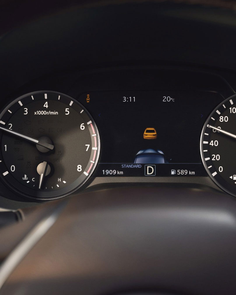 תצוגת התראת בלימת חירום בלוח המחוונים של QX50