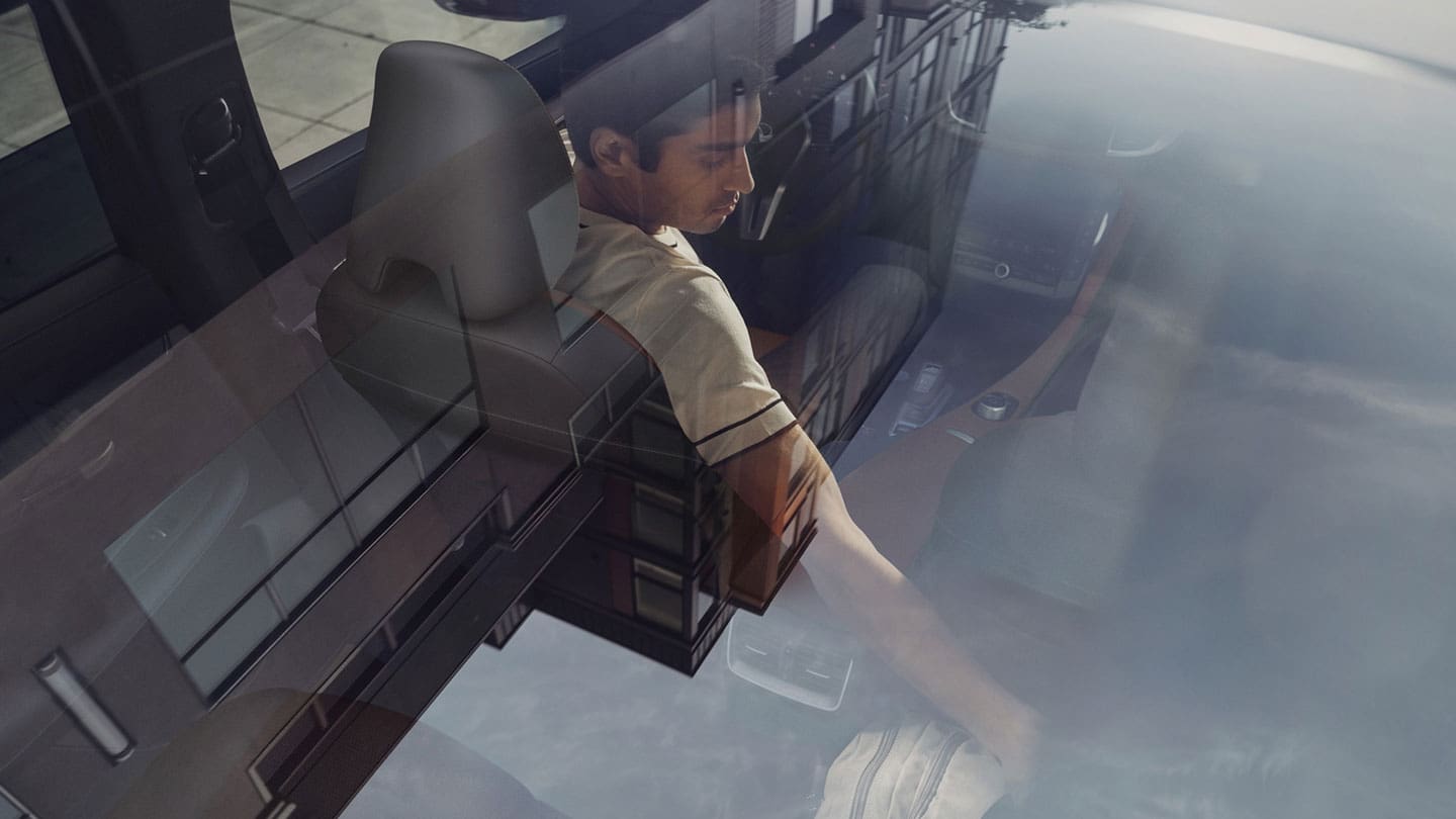 מבט דרך חלון הגג הפנורמי על נהג ברכב QX50