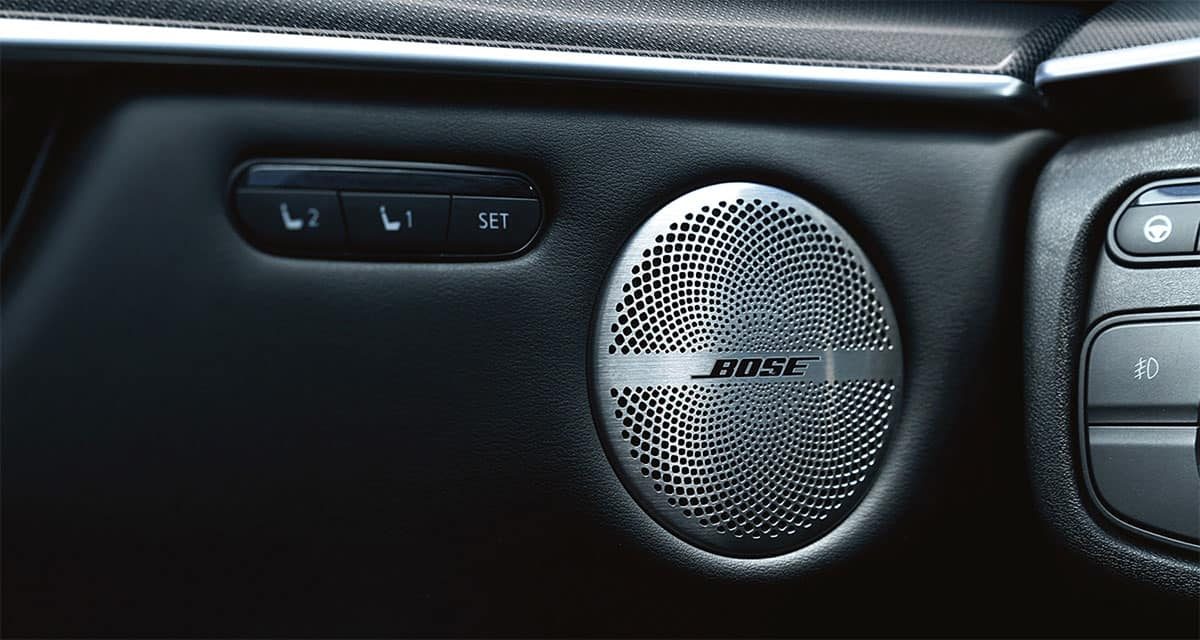 מבט מקרוב על רמקול Bose בדופן הדלת של QX50