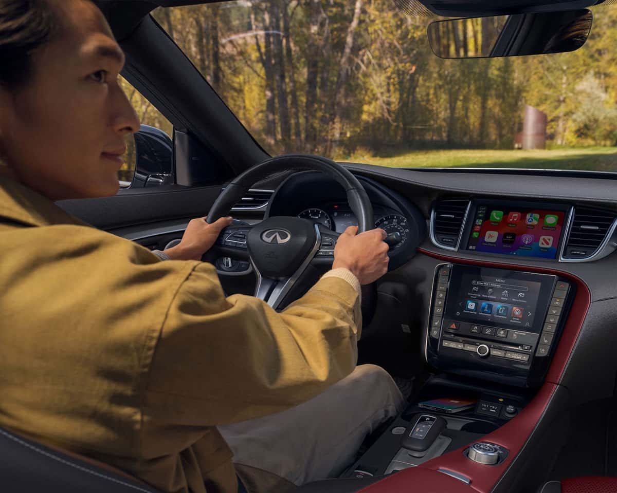 גבר נוהג באינפיניטי QX50