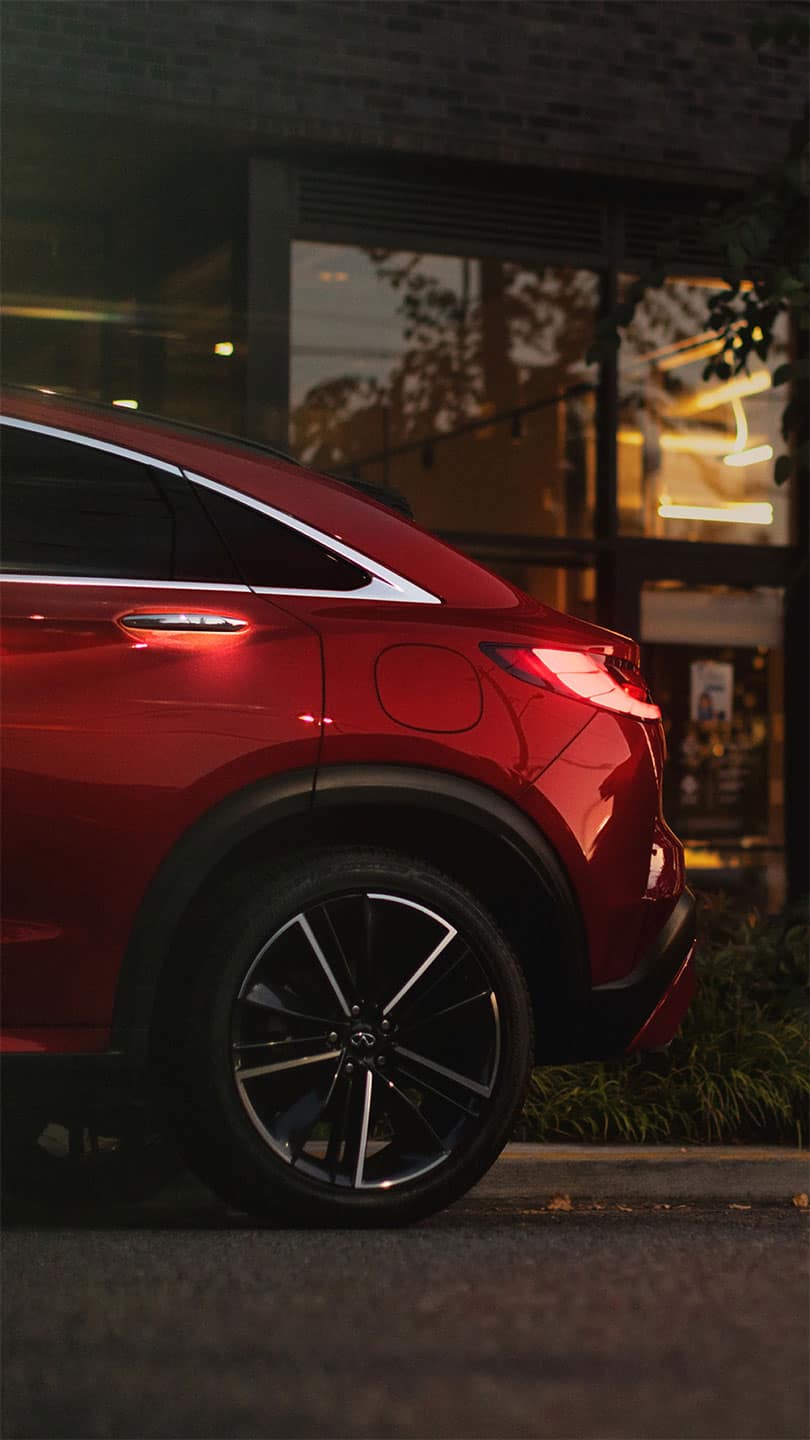 מבט מקרוב על הגלגל האחורי של QX55