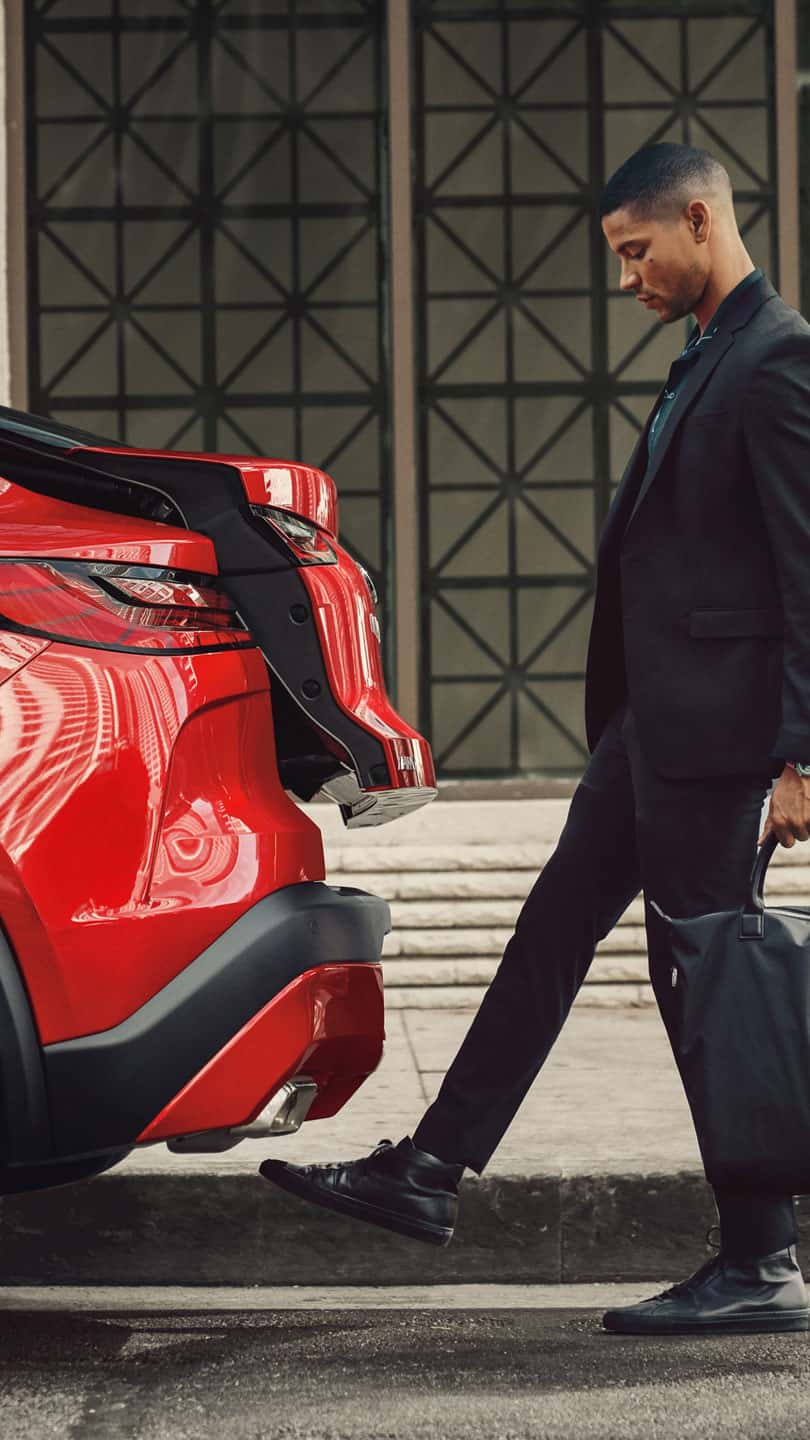 מבט על הפגוש האחורי של QX55 וגסר פותח את תא המטען ללא מגע יד