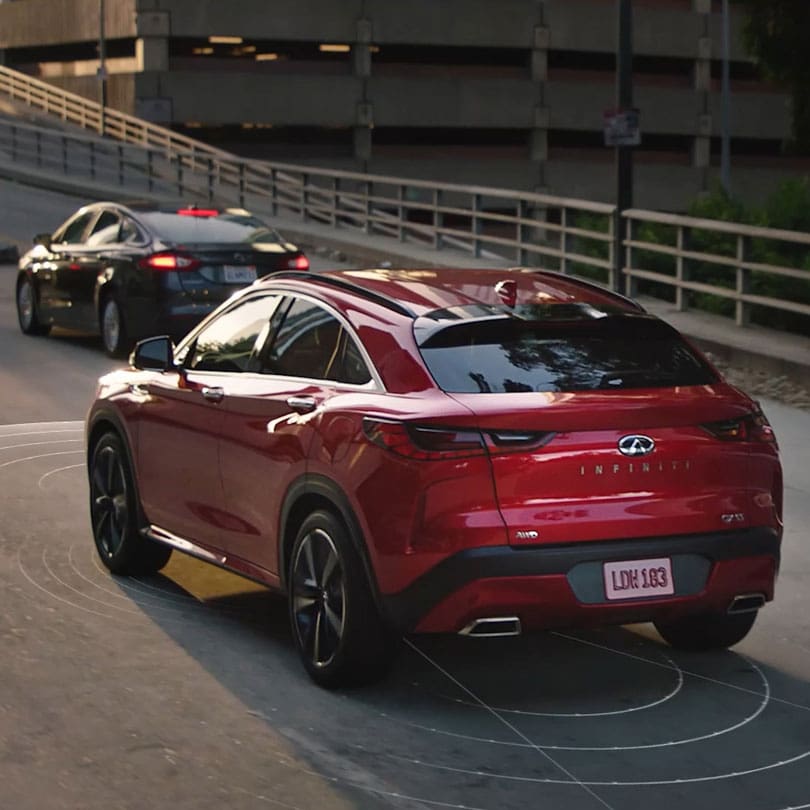 מבט מאחור על אינפיניטי QX55 מציגע את מערכת ProPILOT לסיוע בנהיגה