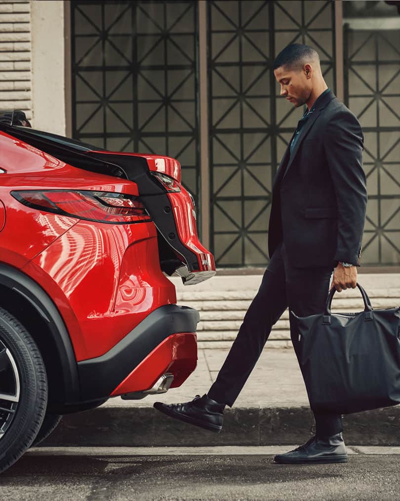 גבר פותח את תא המטען של QX55 ללא מגע יד