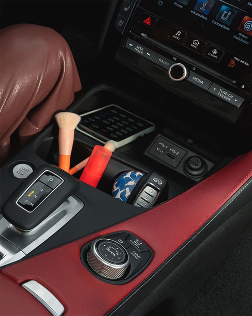 משטח טעינה אלחוטי ושקע USB באינפיניטי QX55