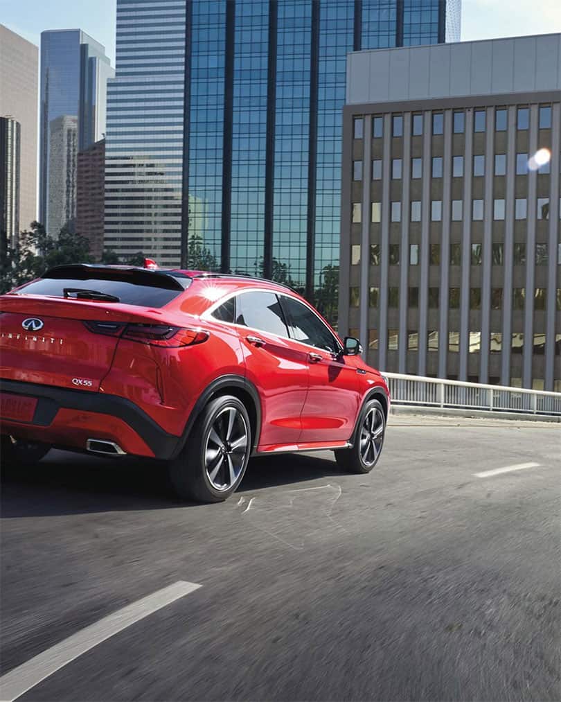 QX55 בנסיעה בעיר עם התראת סטייה מנתיב