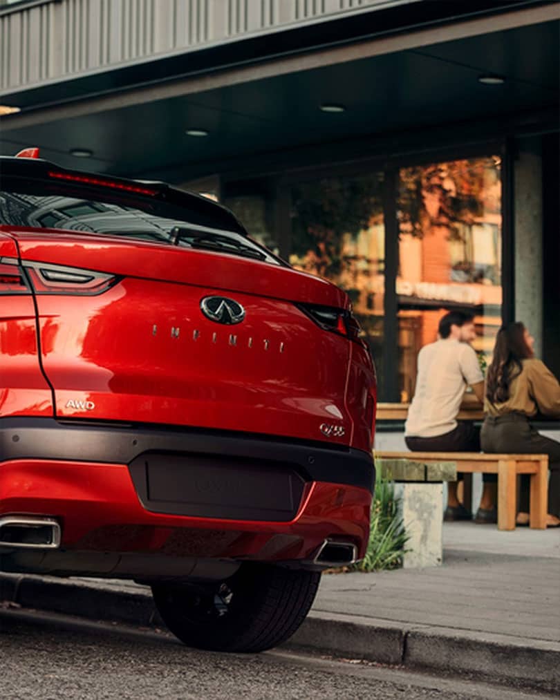 מבט על פגוש אחורי של QX55 בעת נסיעה לאחור