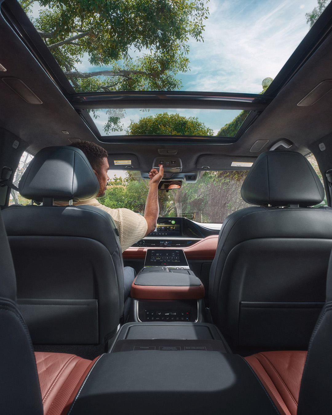 INFINITI driver opening panoramic moonroof
