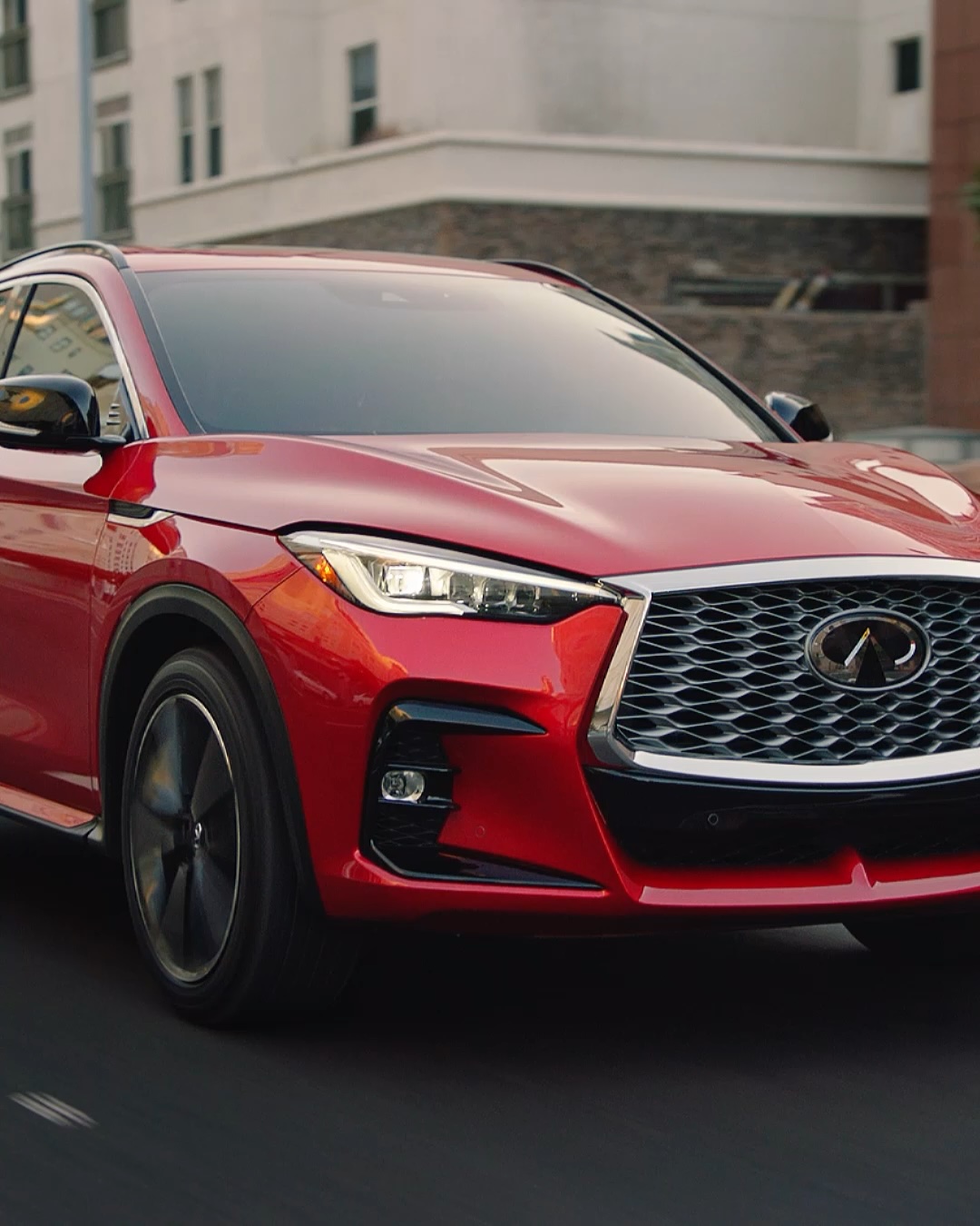 Video emphasizing the QX55's VC engine, offering 27% improved fuel efficiency