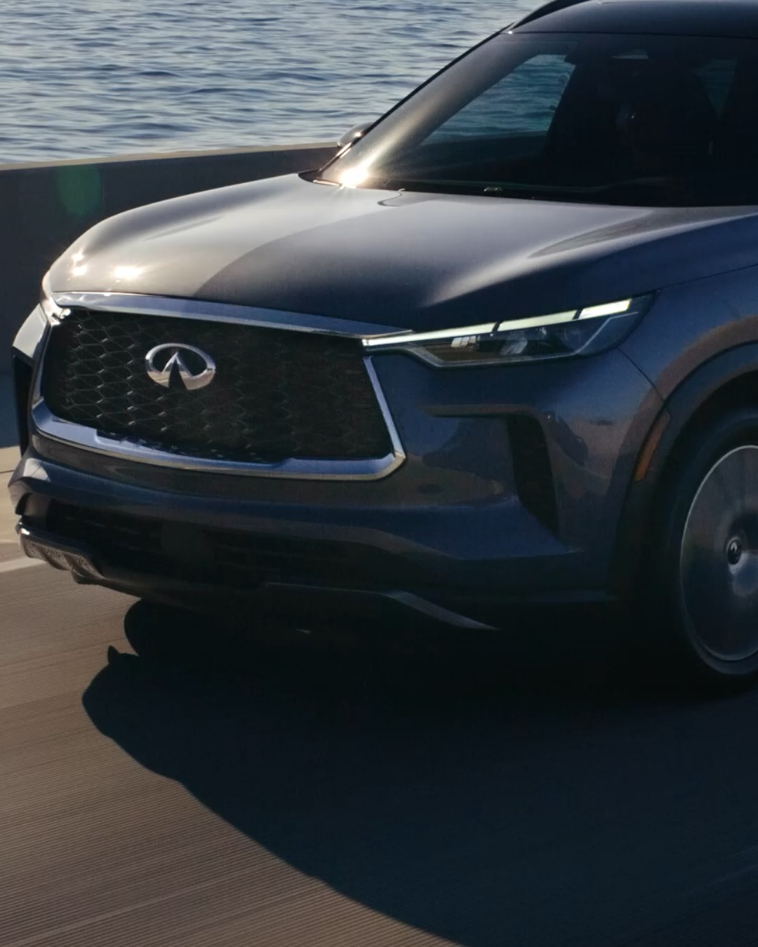 Video showcasing the QX60's VC engine towing up to 6,000 lbs., highlighting its strength